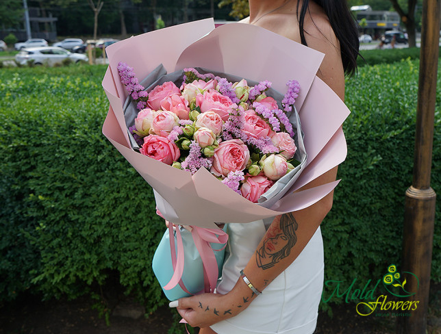 Букет из пионовидных розовых роз и статицы Фото